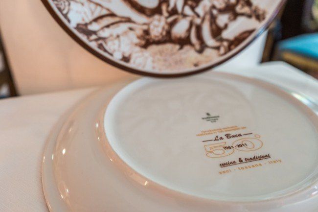 Piatti con logo del ristorante