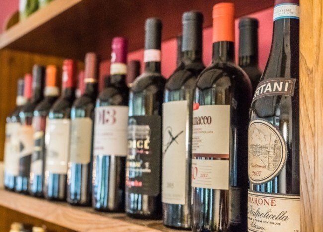 Esposizione di vini rossi