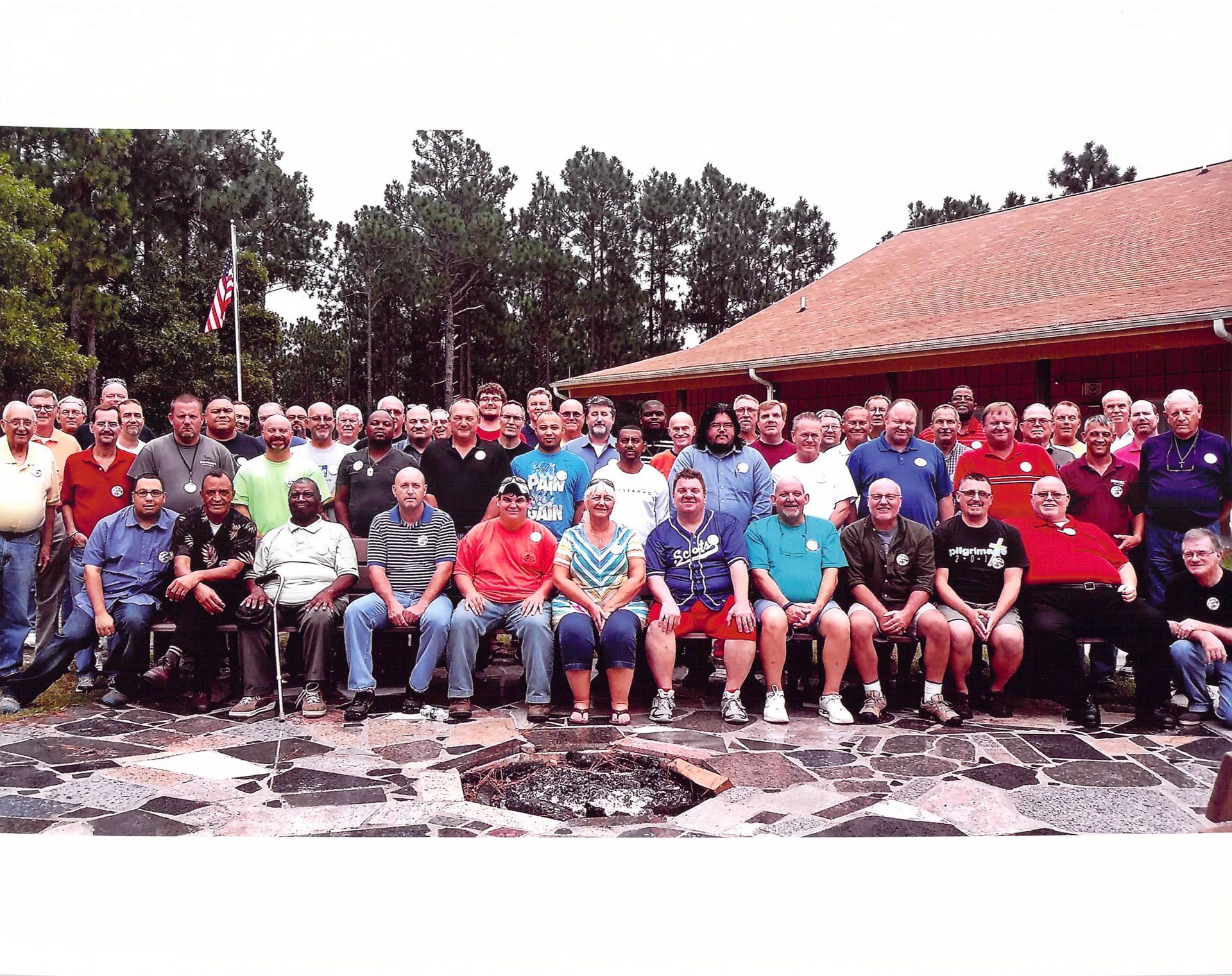 A large group of people are posing for a picture in front of a building