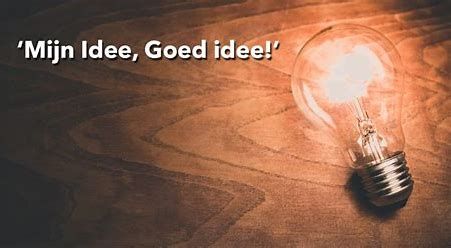 Er staat een gloeilamp op een houten tafel.