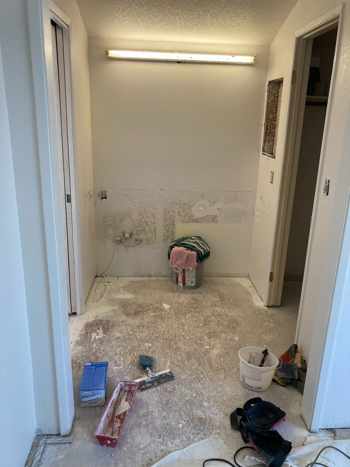 A room with a lot of white paint on the floor