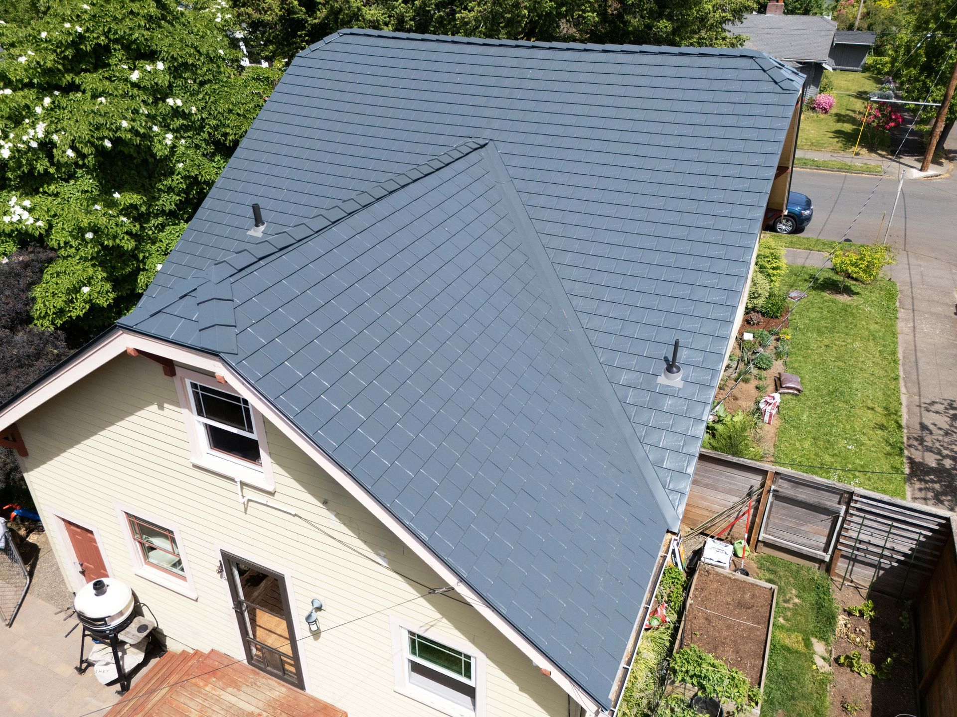 Overhead angle of a newly installed Deep Charcoal Interlock Slate aluminum roof in Portland’s University Park neighborhood. This high-performance metal roofing system was installed by Interlock Metal Roofing to provide lifetime protection, low maintenance, and aesthetic appeal for Oregon’s diverse climate.