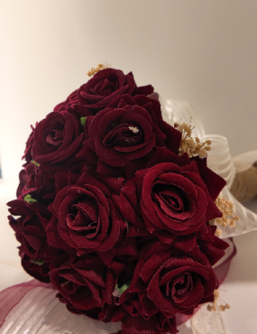 A bouquet of red roses is sitting on a table