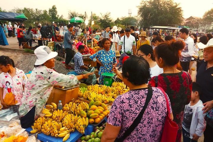 Siem Reap Street Foods Tour by Tuk-Tuk with Personal Guide 