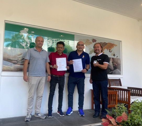 Piet Verstraete with members of Intratec, Thailand supporting Aquaculture consulting.