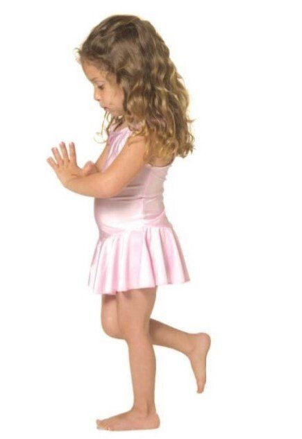 למה ילדים נופלים בתנוחות עמידה?