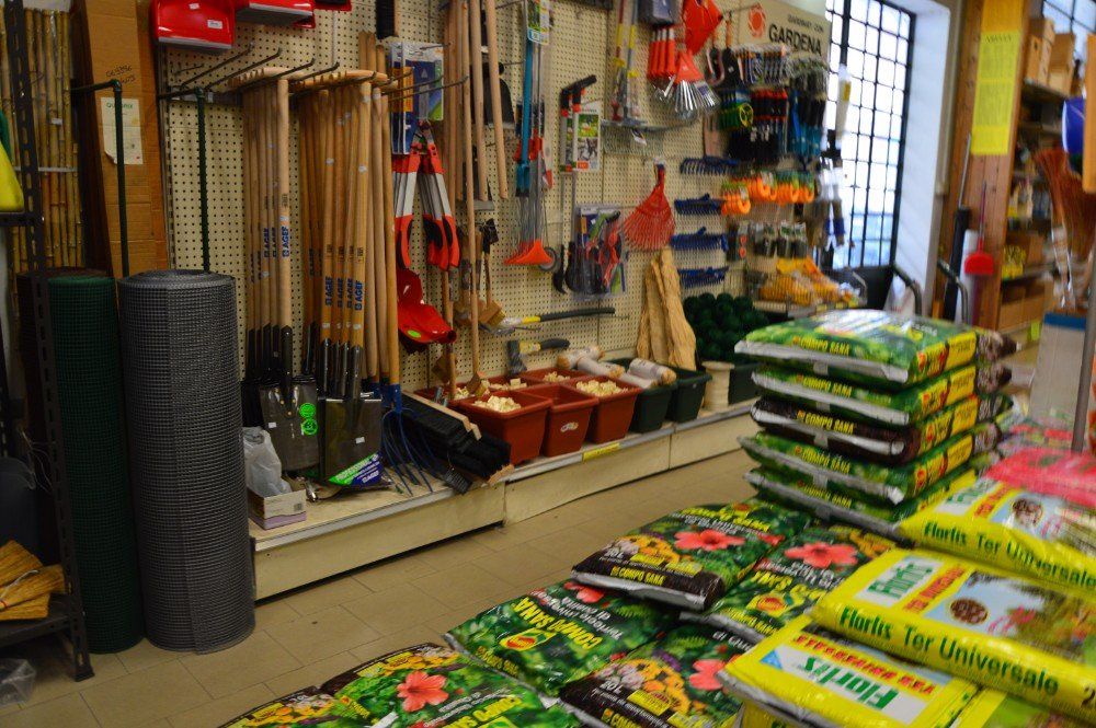 Attrezzature da giardinaggio e concime