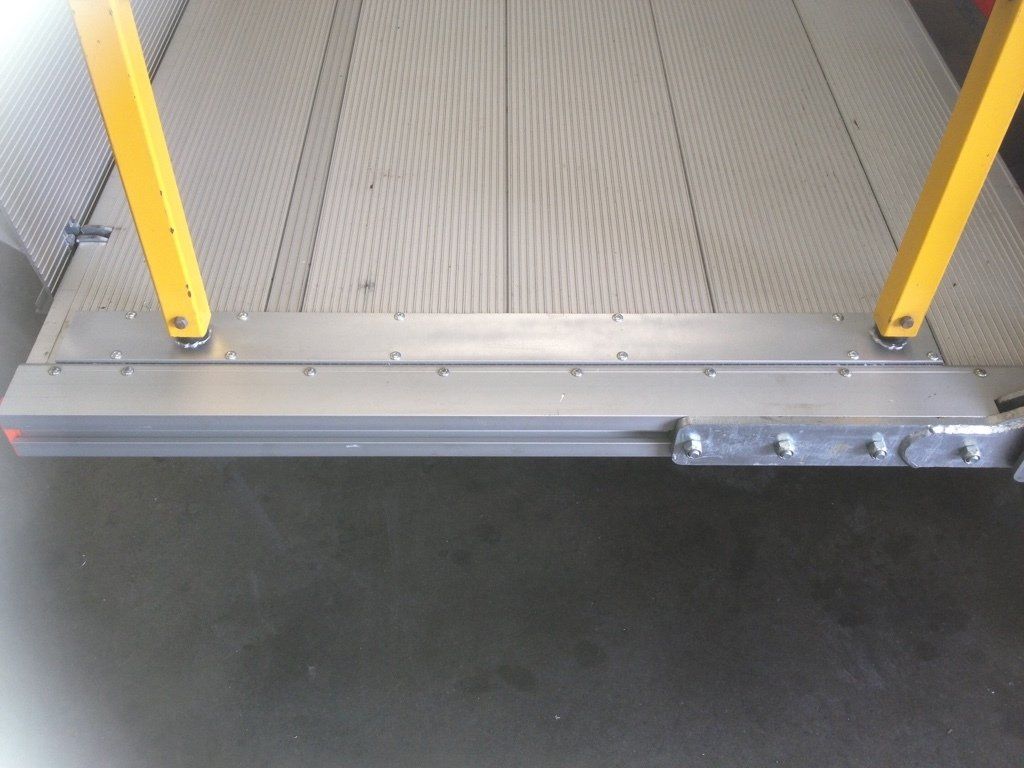 Tail lift repairs and services 4