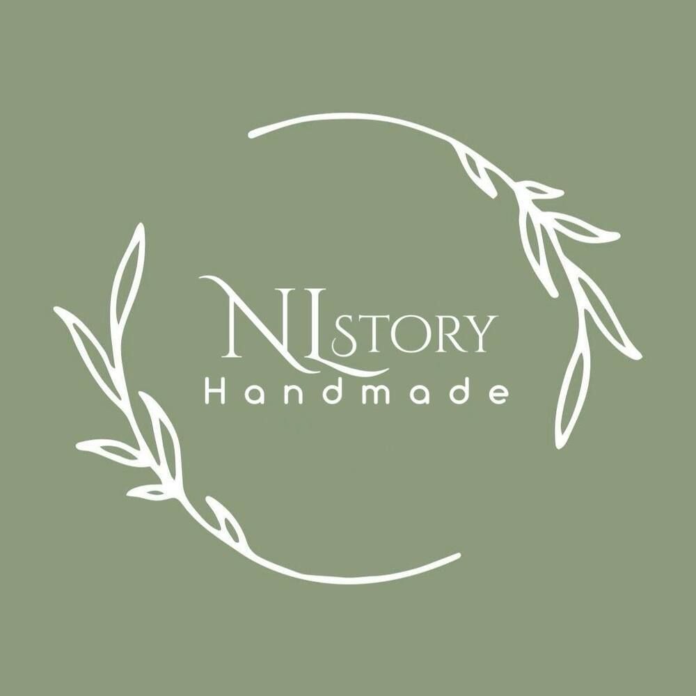 โลโก้ NLStory Handmade บนพื้นหลังสีเขียว ธุรกิจสินค้ากระเป๋าสานแฮนด์เมดในนนทบุรี