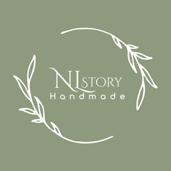 โลโก้ NLStory Handmade บนพื้นหลังสีเขียว ธุรกิจสินค้ากระเป๋าสานแฮนด์เมดในนนทบุรี