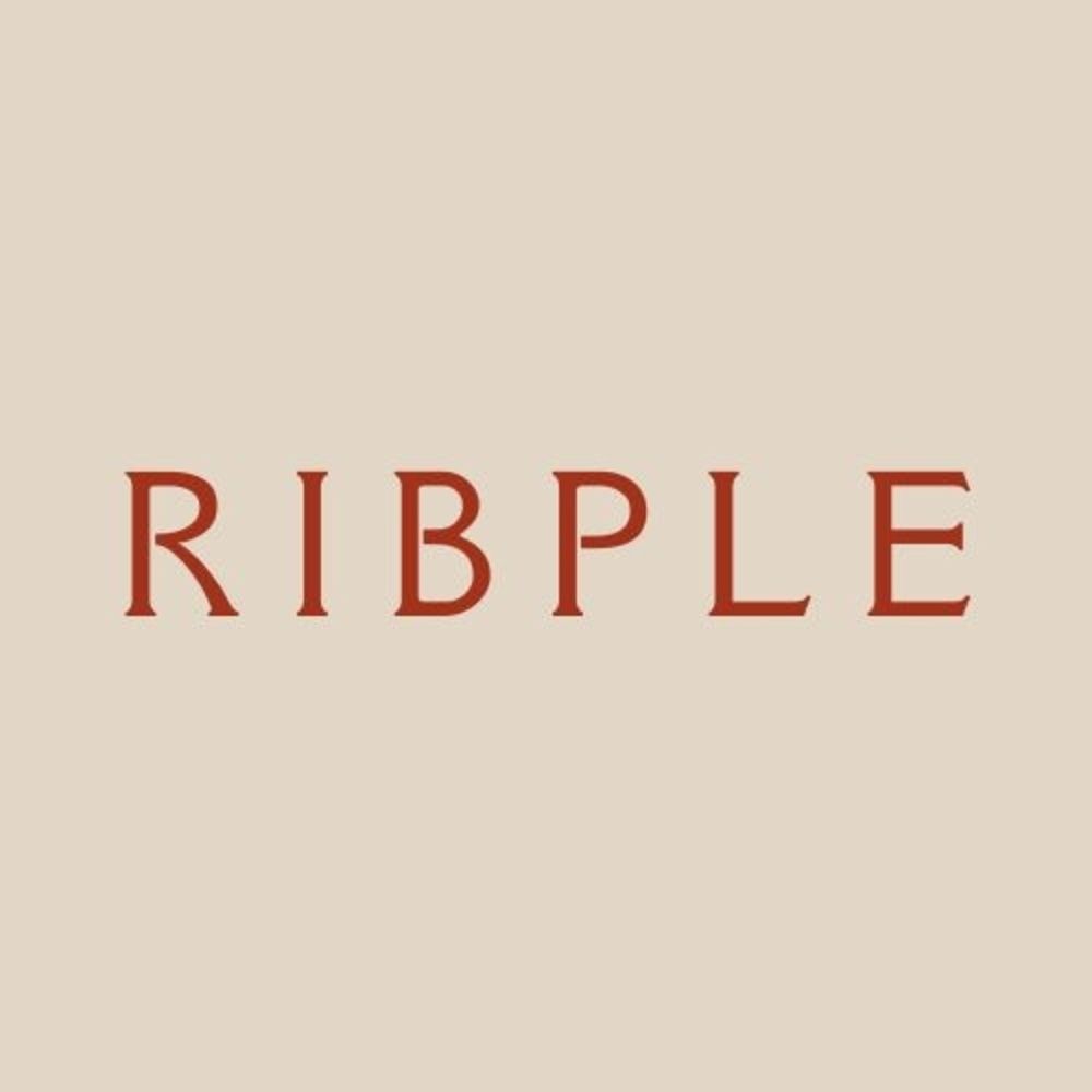 โลโก้ RIBPLE บนพื้นหลังสีครีม คาเฟ่ในนนทบุรี