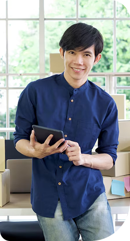 ภาพประกอบส่วน About Us แสดงเจ้าของธุรกิจรายย่อยที่กำลังลงมือผลิตสินค้าในโรงงานขนาดเล็ก