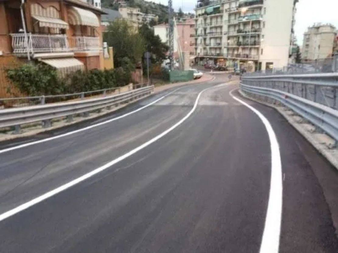 Strada realizzata con asfalto