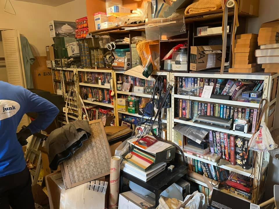 A room filled with lots of books and boxes.