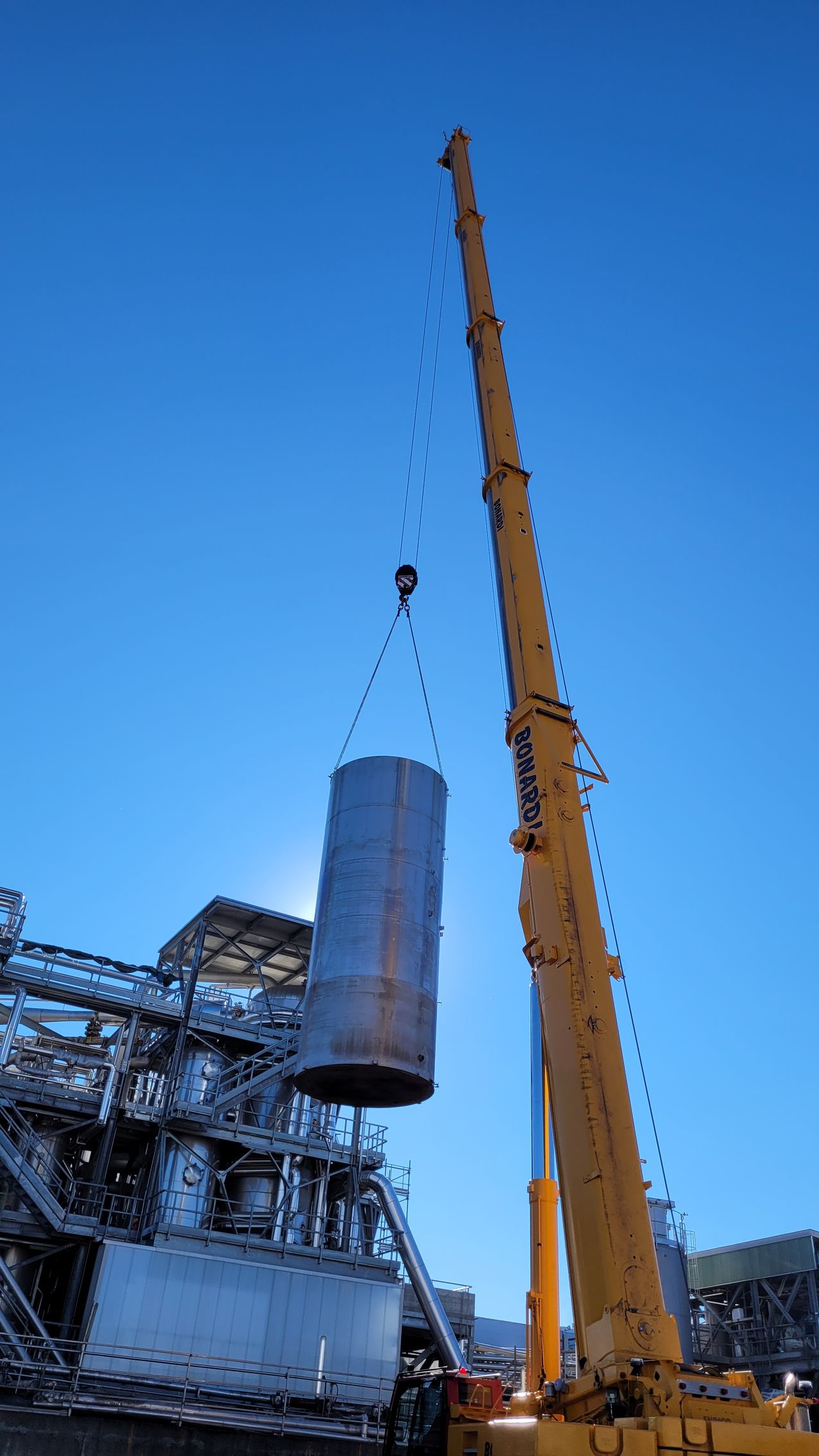 Autogru al lavoro che solleva