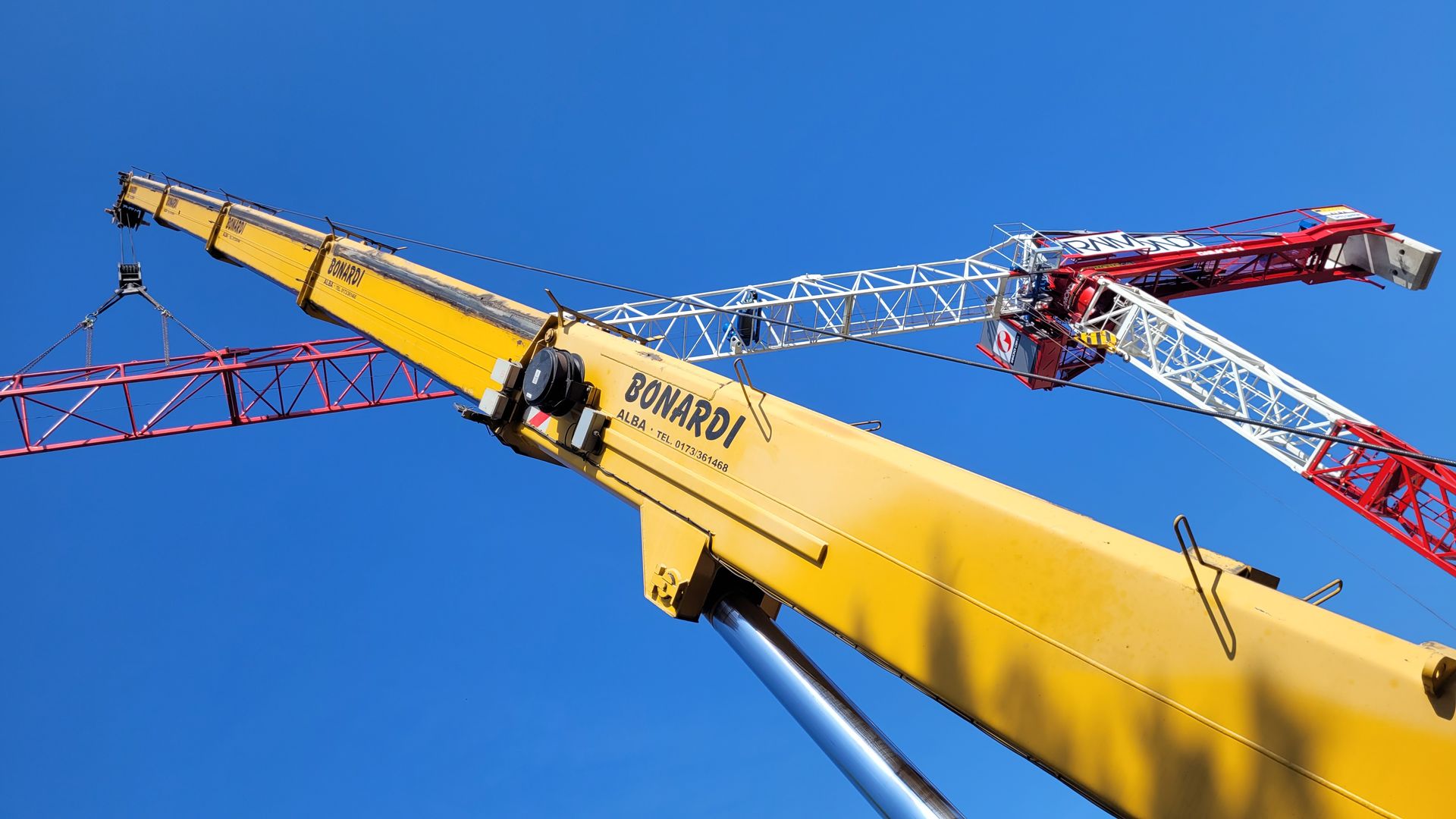 Autogru con gru dietro