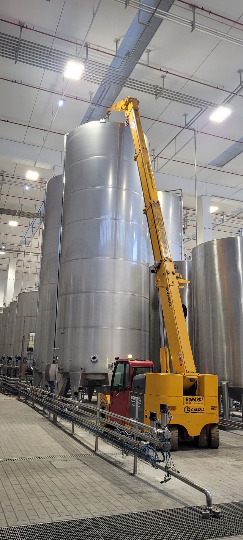 Autogru al lavoro in azienda