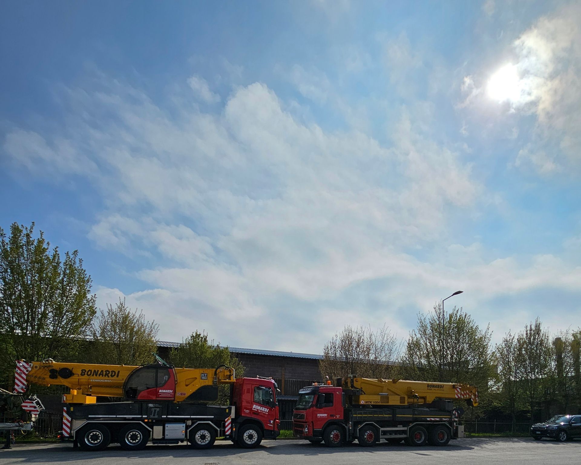 Due autogru affiancate