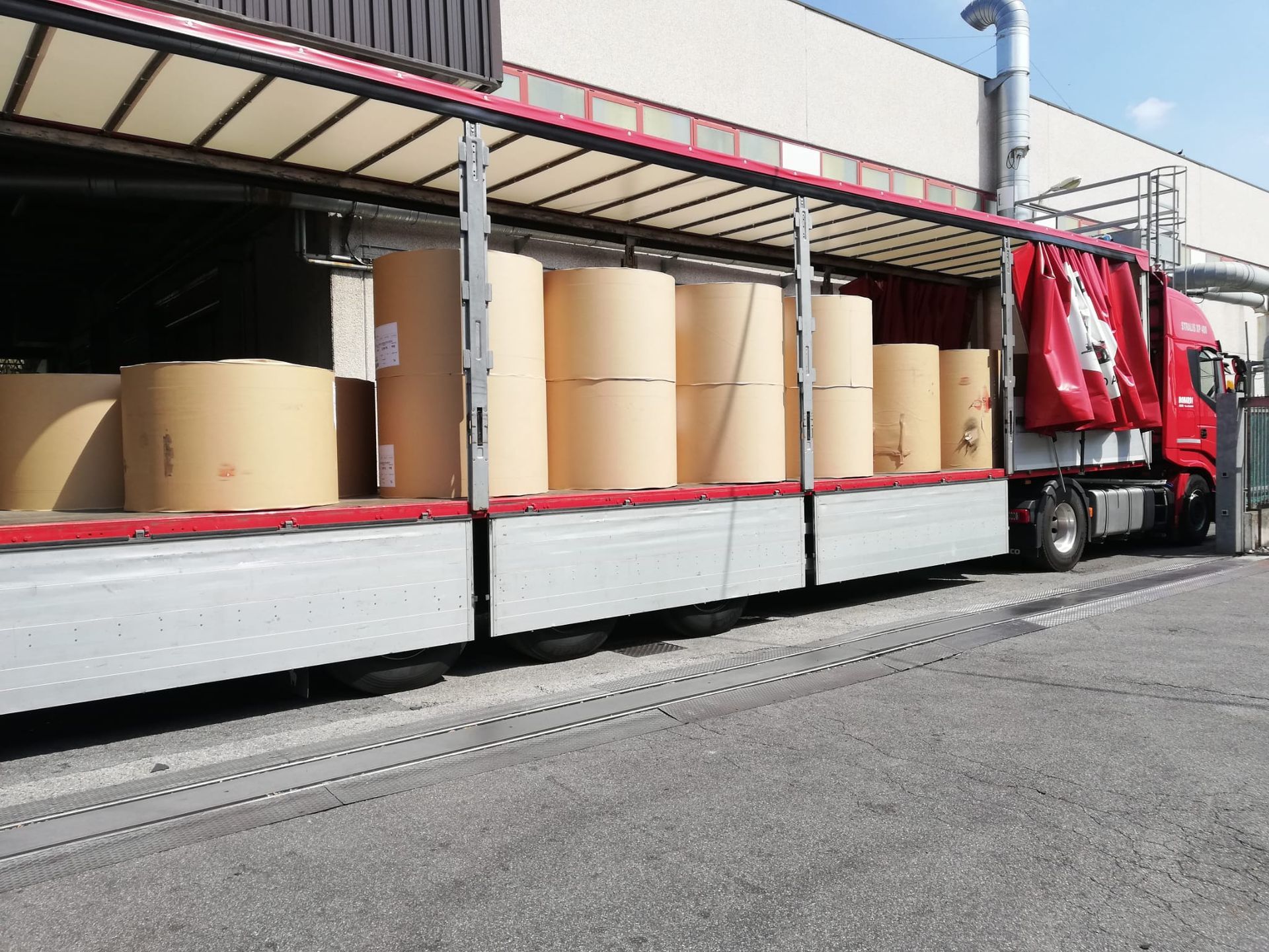 Caricamento merci su autocarro