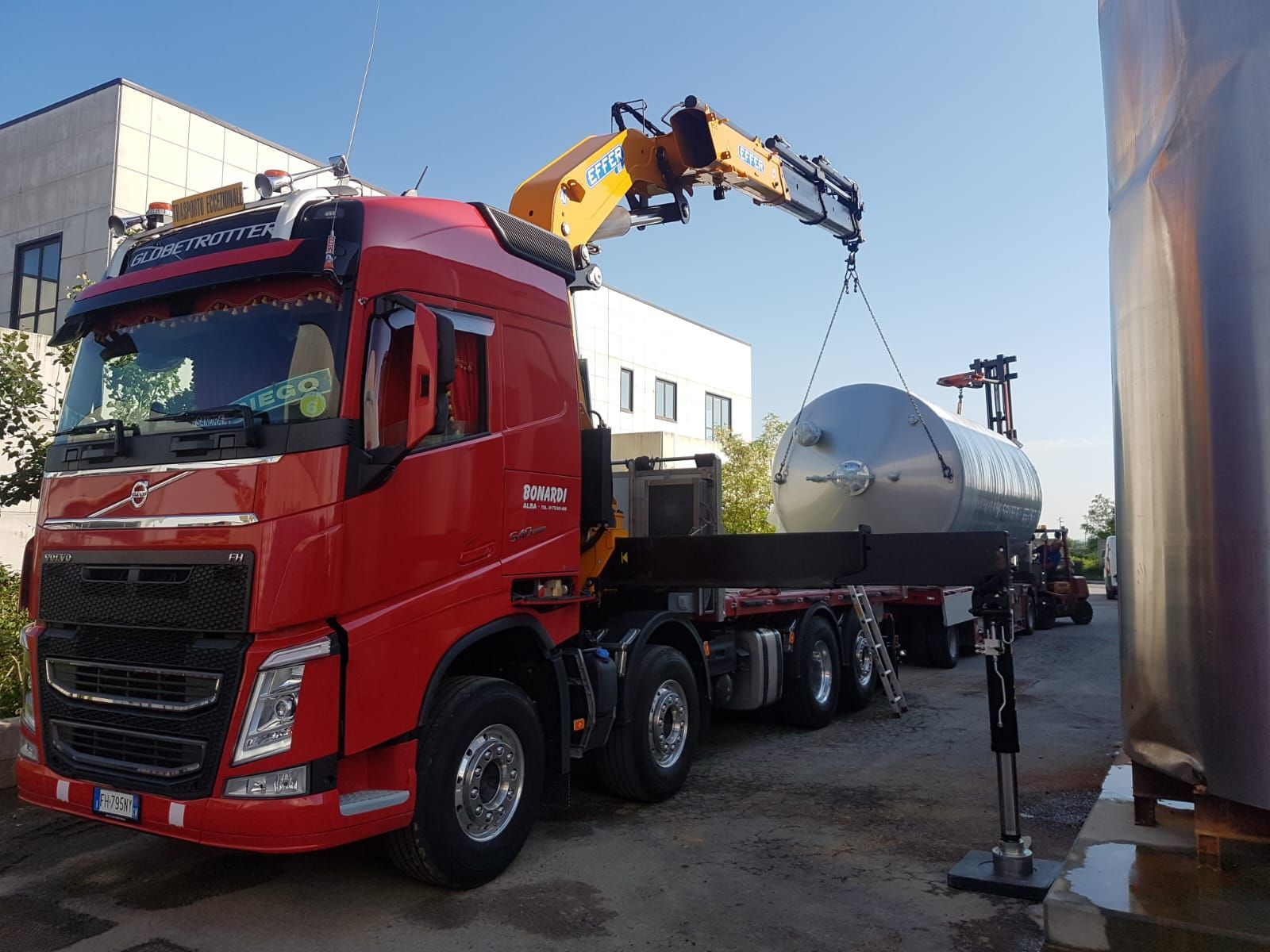 Sollevamento con autogru di merci