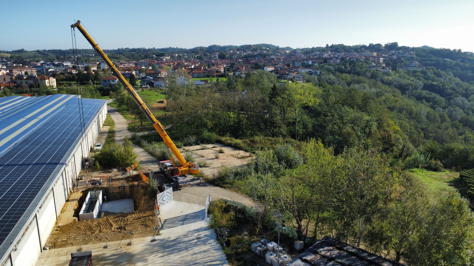 Autogru al lavoro su copertura
