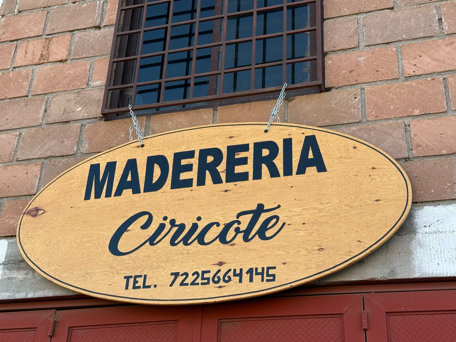 Un cartel de madera que dice madereria ciricote.