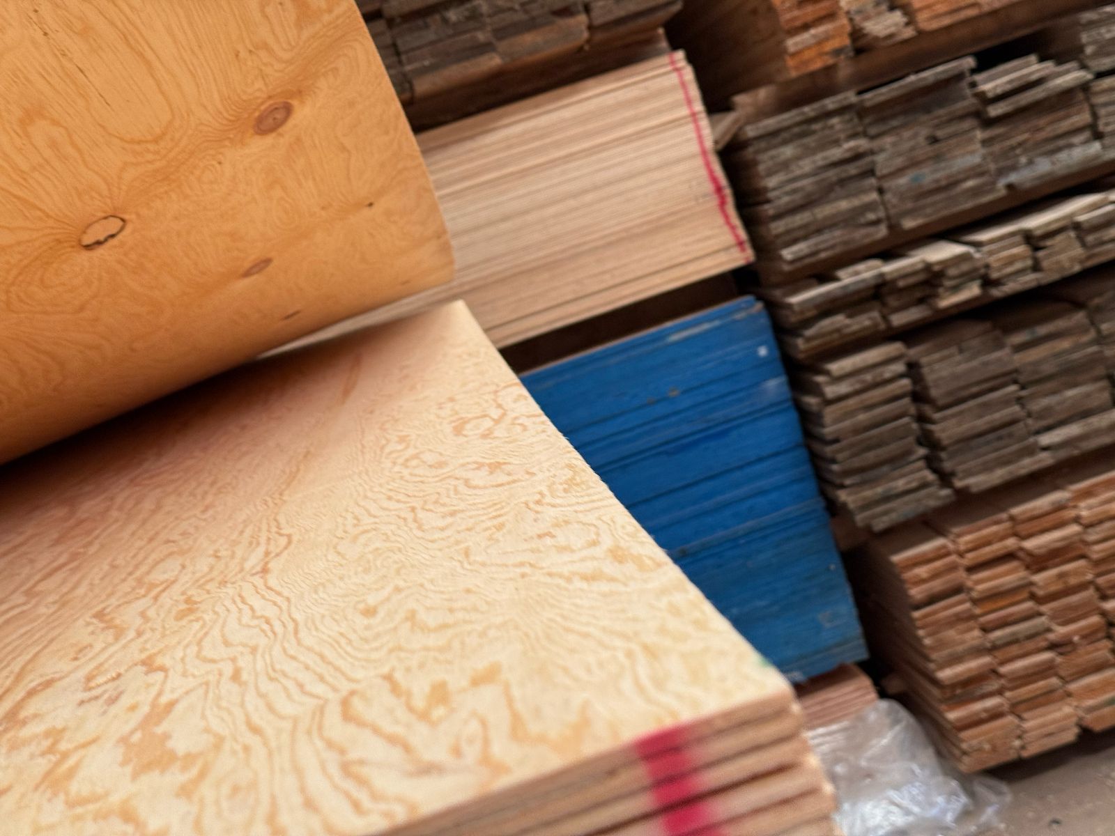 Un montón de madera apilada una encima de otra