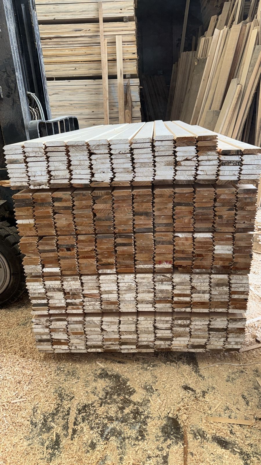 Una pila de madera colocada una encima de otra en un taller de carpintería.