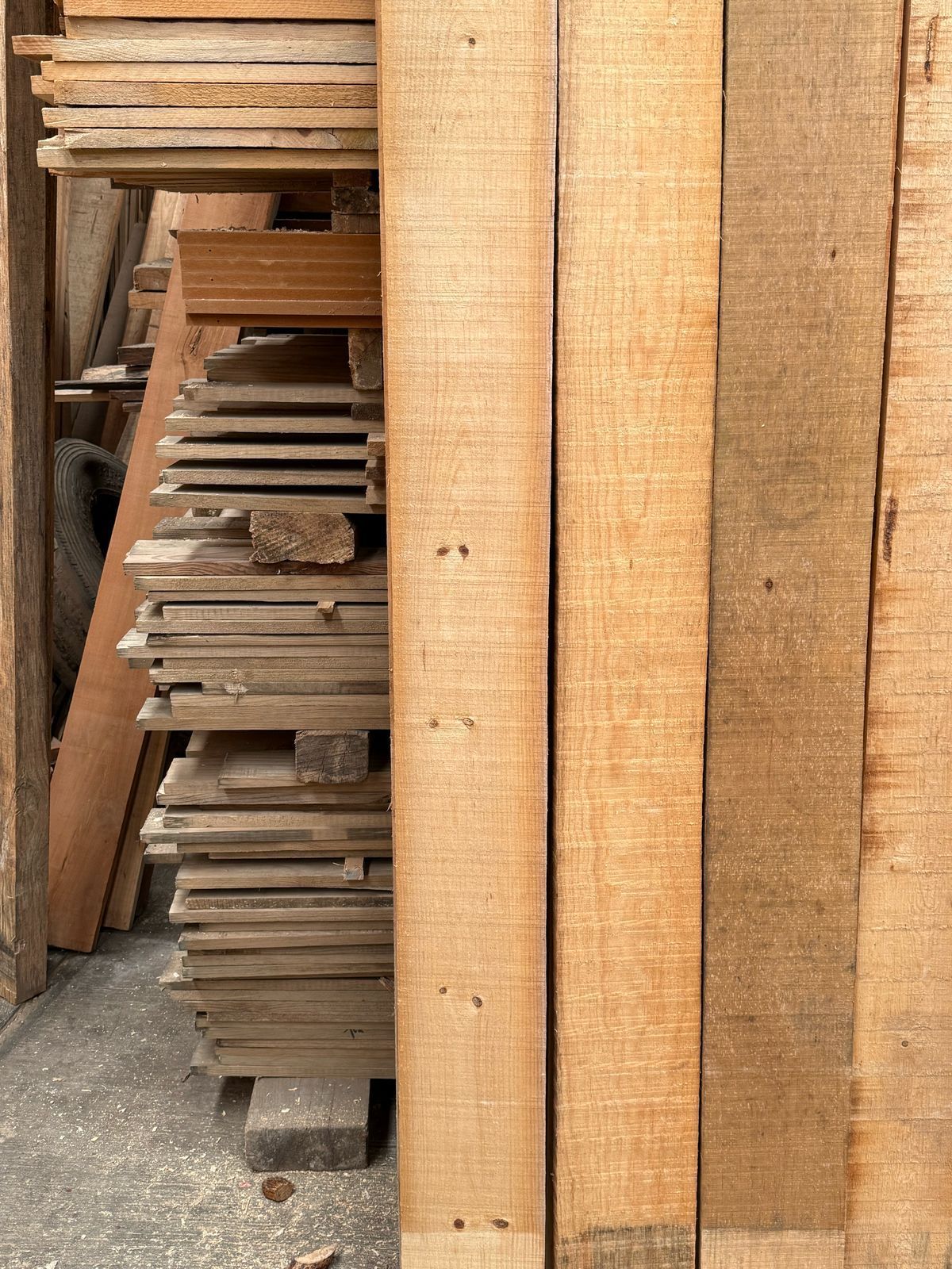 Una pila de madera se apila una encima de otra.
