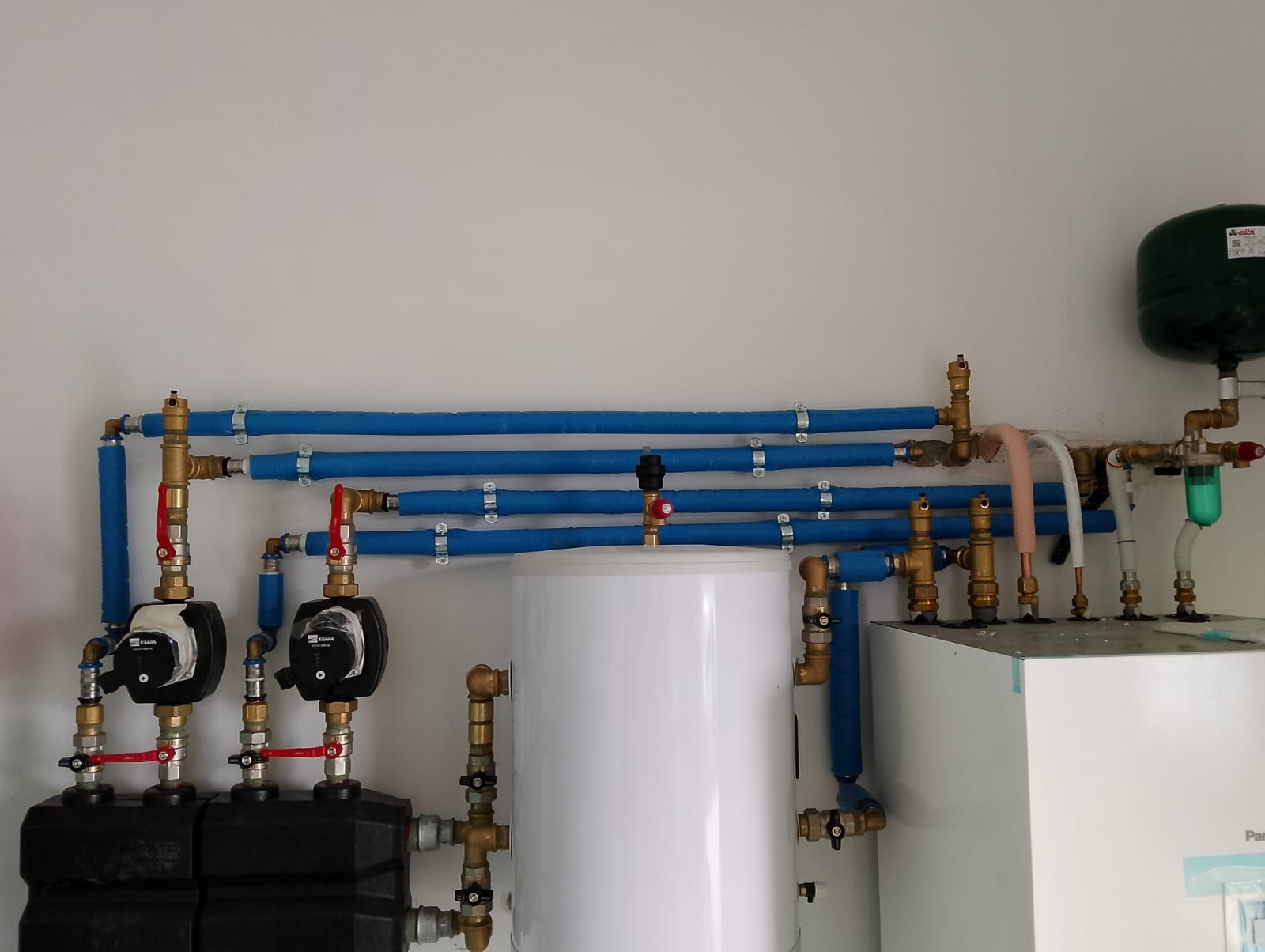 Grandi unità di aria condizionata sul tetto di un edificio contro un cielo azzurro.