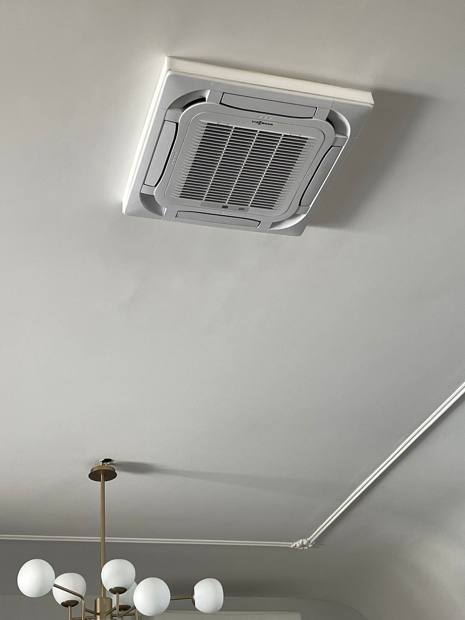 Stanza in costruzione con impianto di riscaldamento a pavimento radiante installato. 