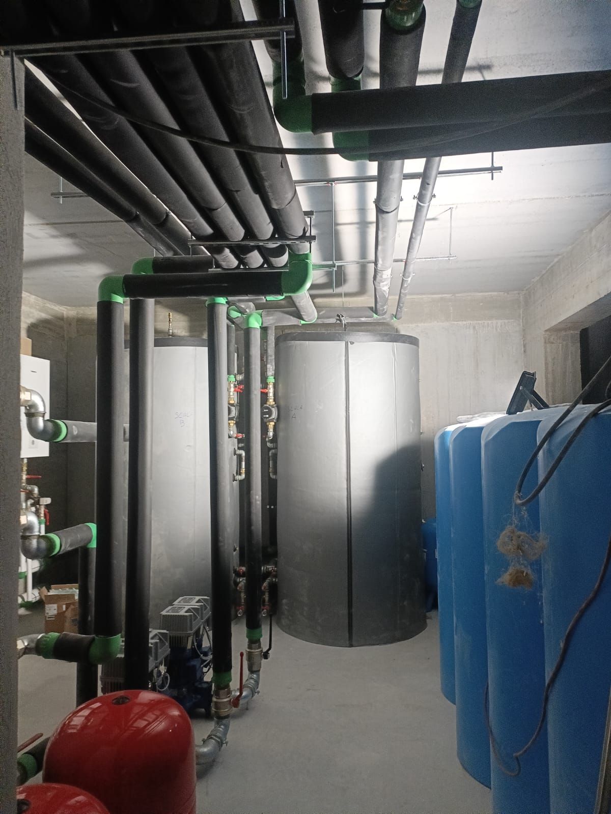 Grandi unità di aria condizionata sul tetto di un edificio contro un cielo azzurro.