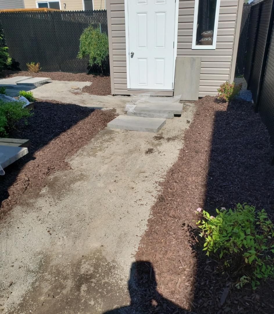 L’ombre d’une personne est projetée sur le sol devant un hangar.