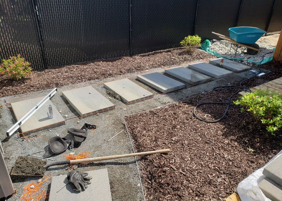 Une passerelle en béton est en cours de construction dans une cour.