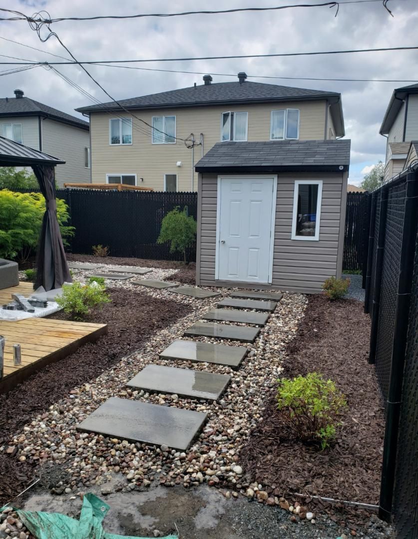 Il y a un cabanon dans la cour arrière avec des marches qui y mènent.
