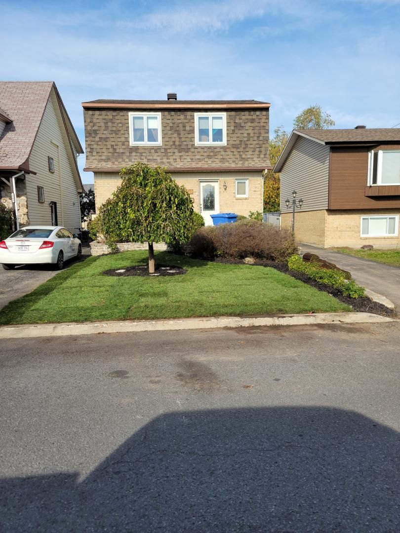 Une maison avec une voiture garée devant