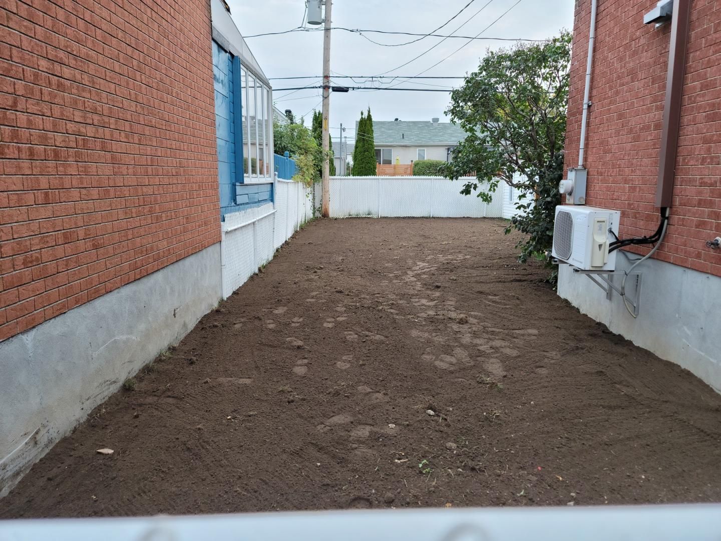 Un bâtiment en brique avec beaucoup de terre devant lui