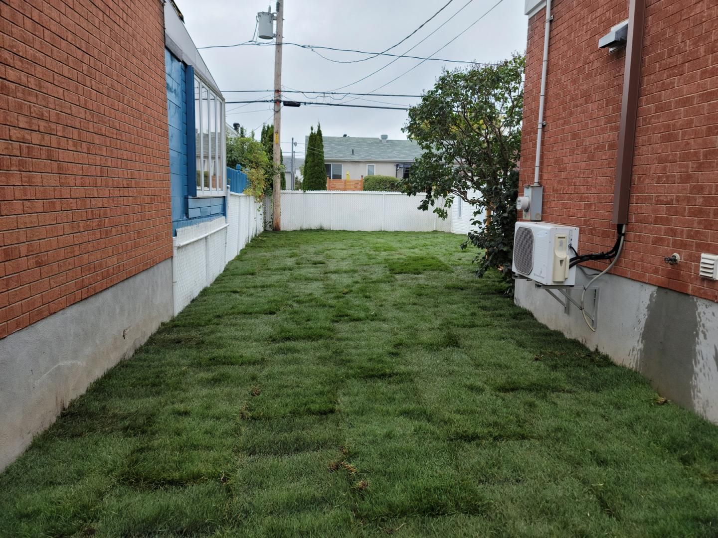 Un bâtiment en brique avec une pelouse verdoyante devant lui.