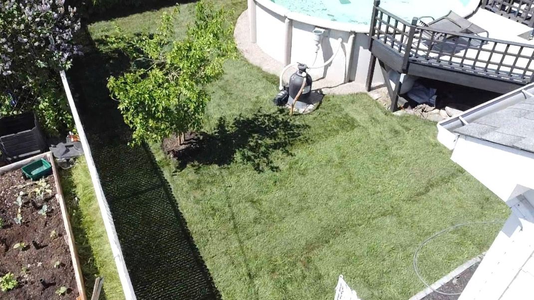 Une vue aérienne d’une cour avec une piscine et une maison.