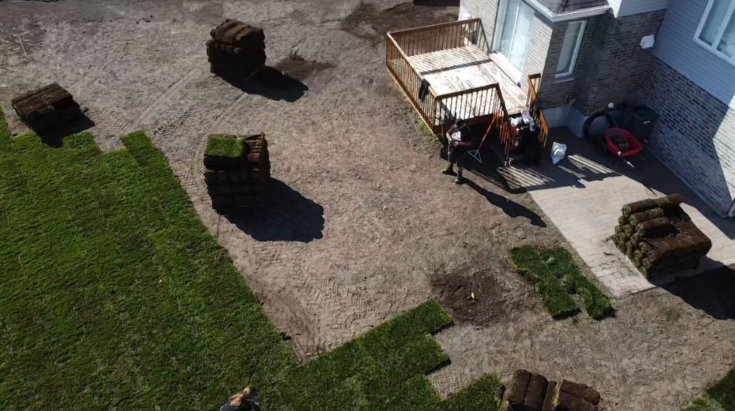 Vue aérienne d'une pelouse en cours d'installation devant une maison.