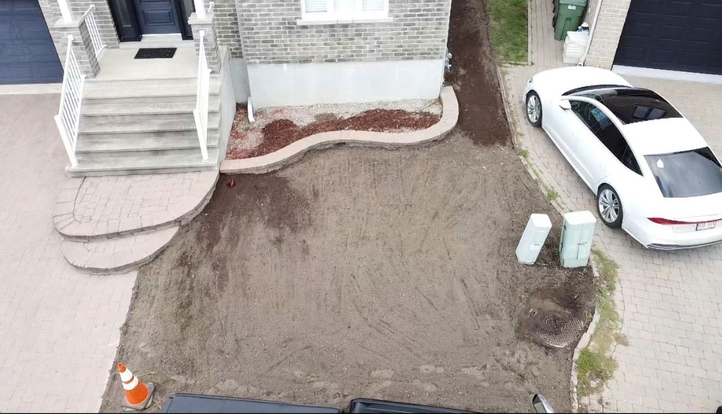 Une vue aérienne d’une voiture garée devant une maison.