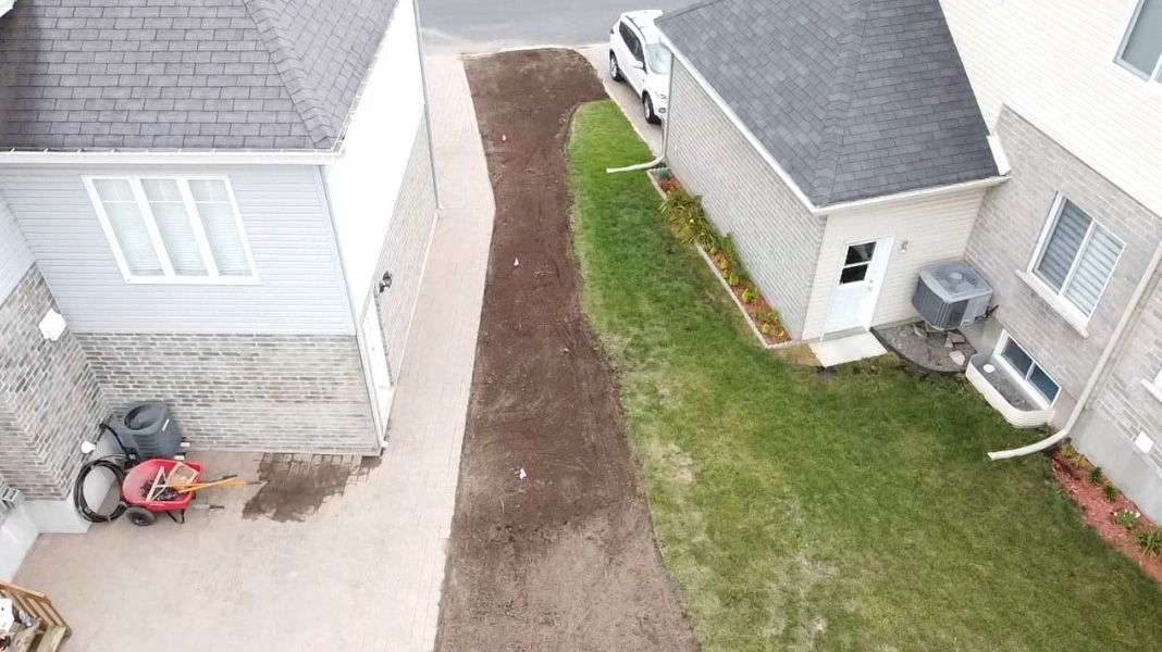 Une vue aérienne d'une maison et d'une allée.