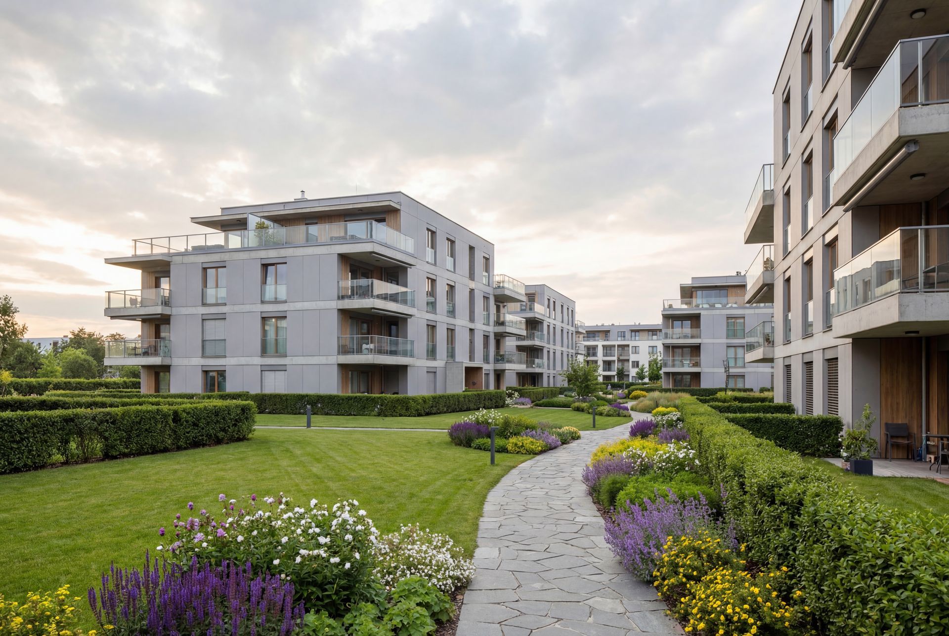 Une pelouse verdoyante avec un hangar en arrière-plan.