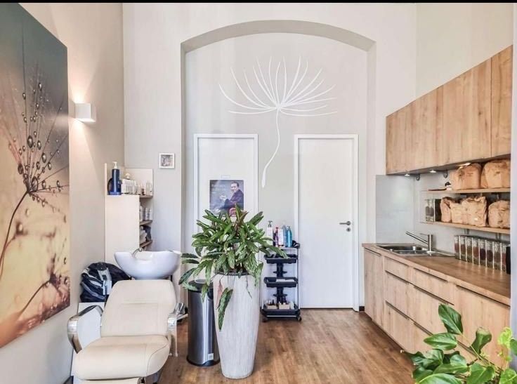 Ein Raum mit einem Waschbecken und einem Stuhl darin