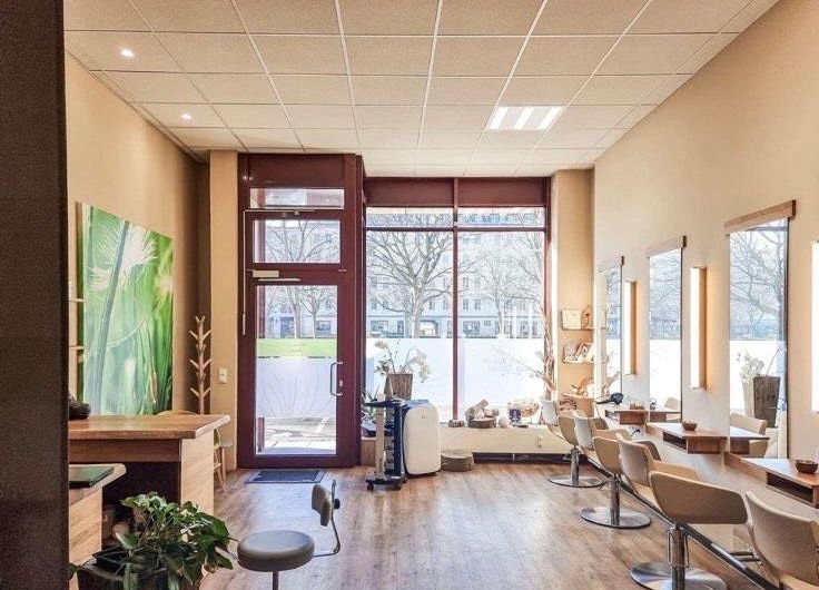 Ein Friseursalon mit vielen Stühlen und Spiegeln