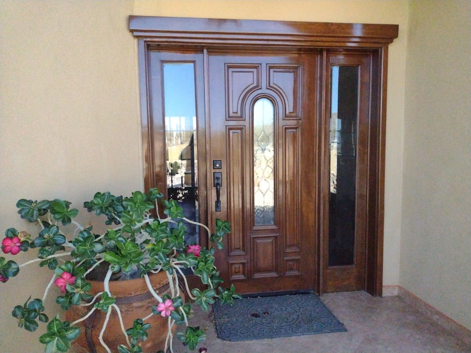 A dining room with a round table and chairs.