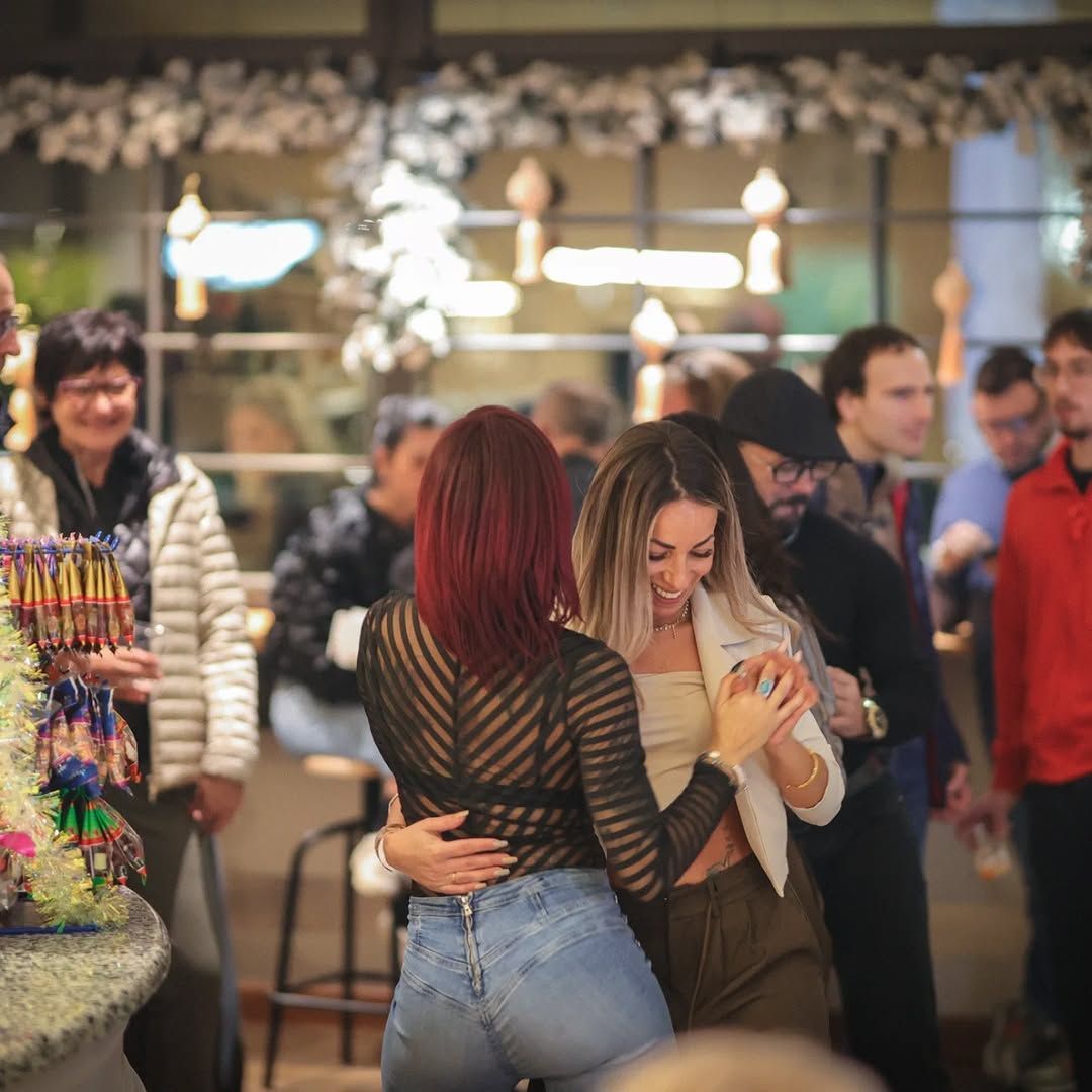 Due donne ballano nell serata aperitivo. 