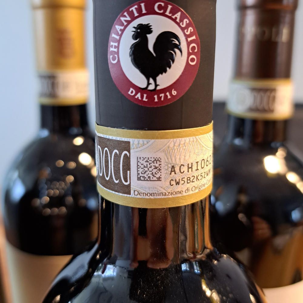Het herkenbare label op de hals van een Chianti Classico fles met de bekende zwarte haan - de Gallo Nero
