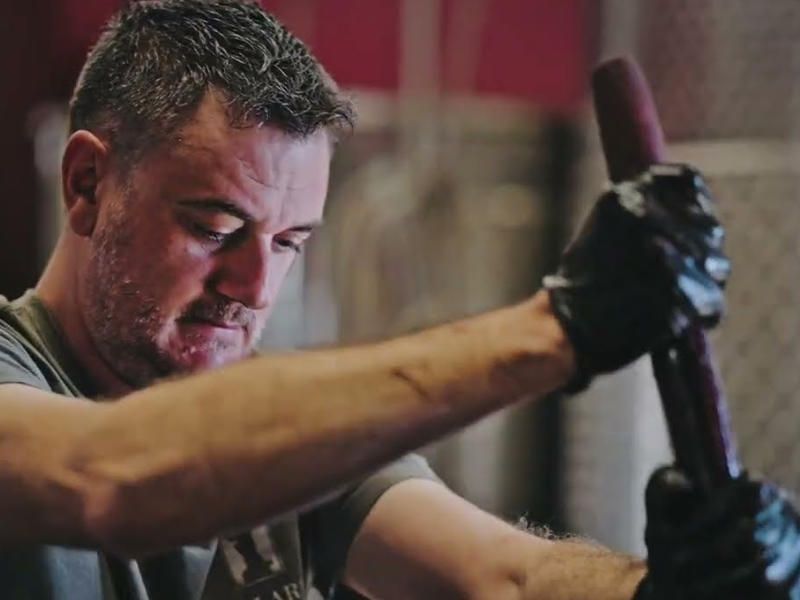 Een wijnmaker aan het werk