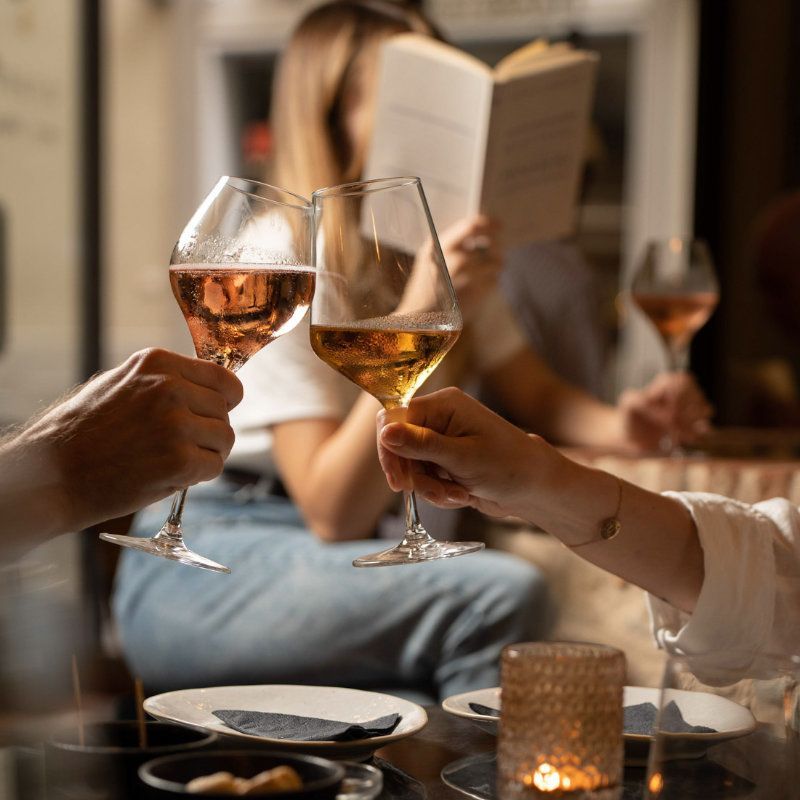 Gezllig samen een wijntje drinken in een van de vele wijnbars van Florence